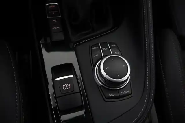 Harmaa Maastoauto, BMW X2 – IPB-228