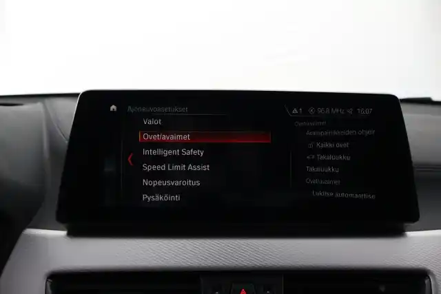 Harmaa Maastoauto, BMW X2 – IPB-228