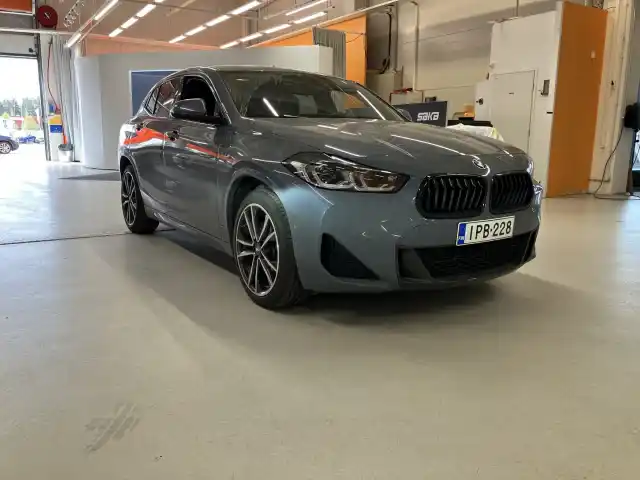 Harmaa Maastoauto, BMW X2 – IPB-228
