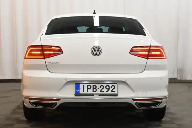 Valkoinen Sedan, Volkswagen Passat – IPB-292