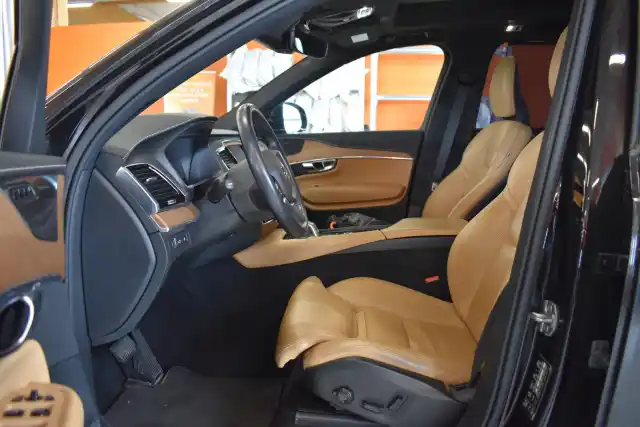Musta Maastoauto, Volvo XC90 – IPB-306