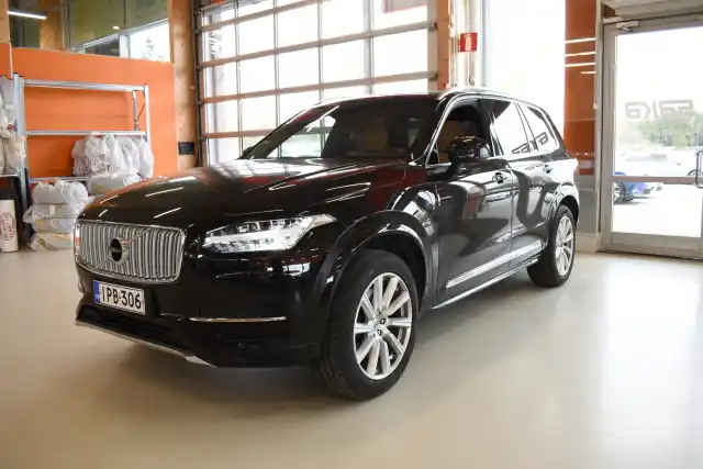 Musta Maastoauto, Volvo XC90 – IPB-306