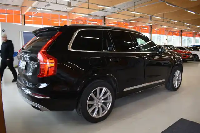 Musta Maastoauto, Volvo XC90 – IPB-306