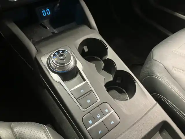 Harmaa Maastoauto, Ford Kuga – IPB-724