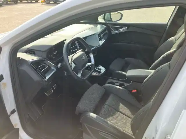Valkoinen Maastoauto, Audi Q4 e-tron – IPB-917