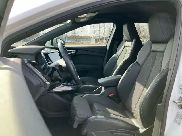 Valkoinen Maastoauto, Audi Q4 e-tron – IPB-917