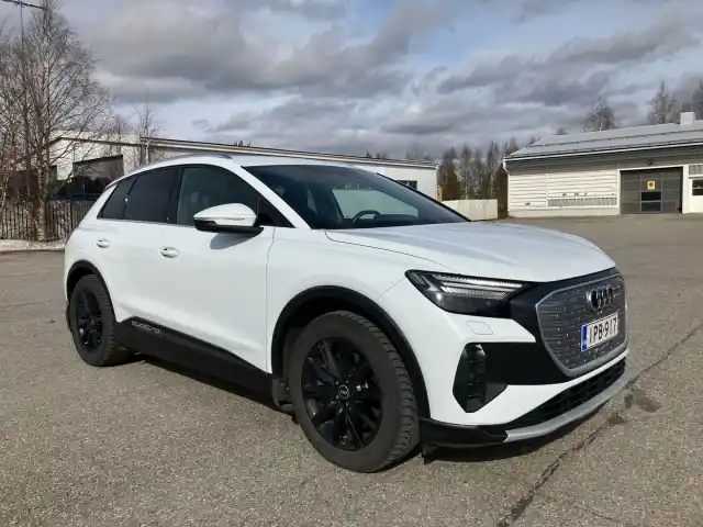 Valkoinen Maastoauto, Audi Q4 e-tron – IPB-917