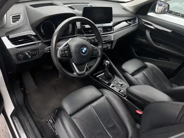 Valkoinen Maastoauto, BMW X1 – IPC-453