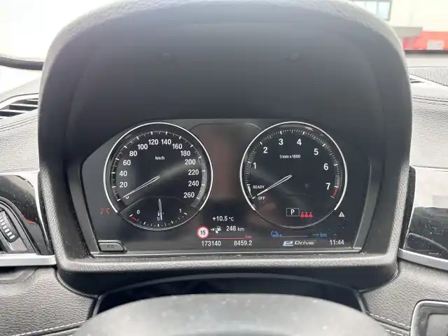 Valkoinen Maastoauto, BMW X1 – IPC-453