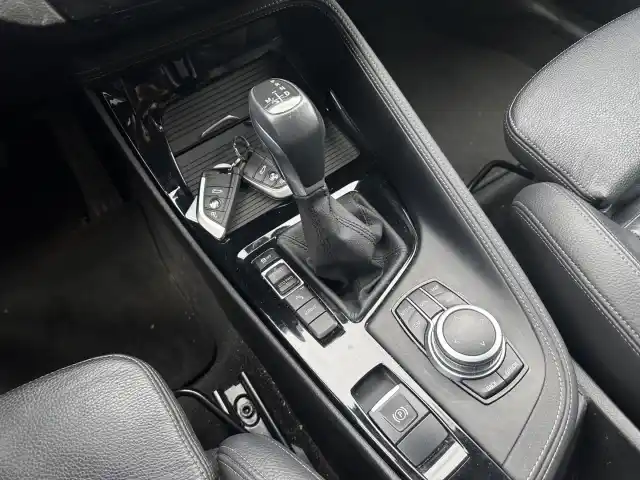 Valkoinen Maastoauto, BMW X1 – IPC-453
