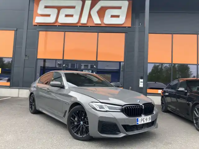 Harmaa Sedan, BMW 530 – IPE-919