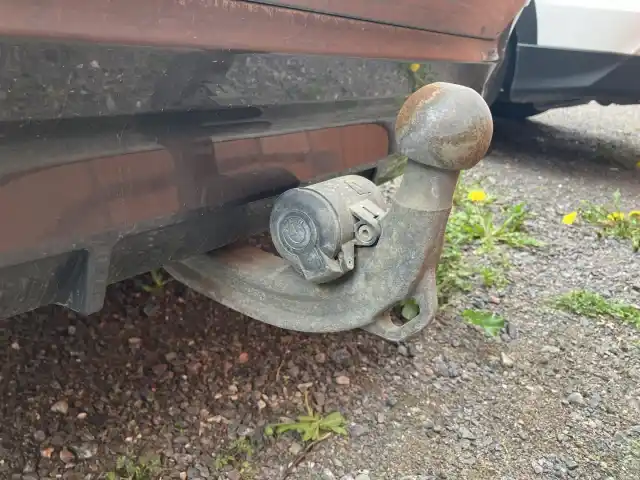 Harmaa Sedan, BMW 530 – IPE-919