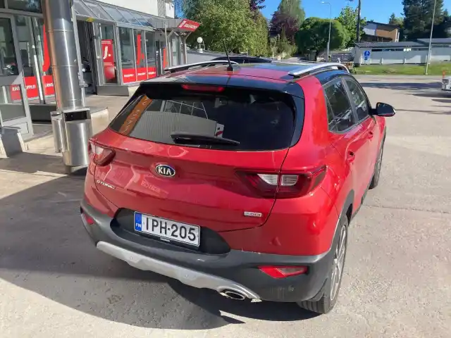 Punainen Maastoauto, Kia Stonic – IPH-205