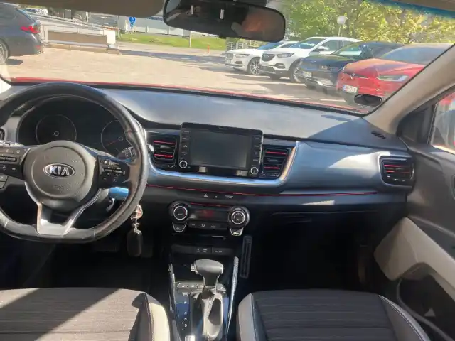 Punainen Maastoauto, Kia Stonic – IPH-205