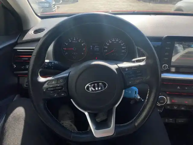 Punainen Maastoauto, Kia Stonic – IPH-205