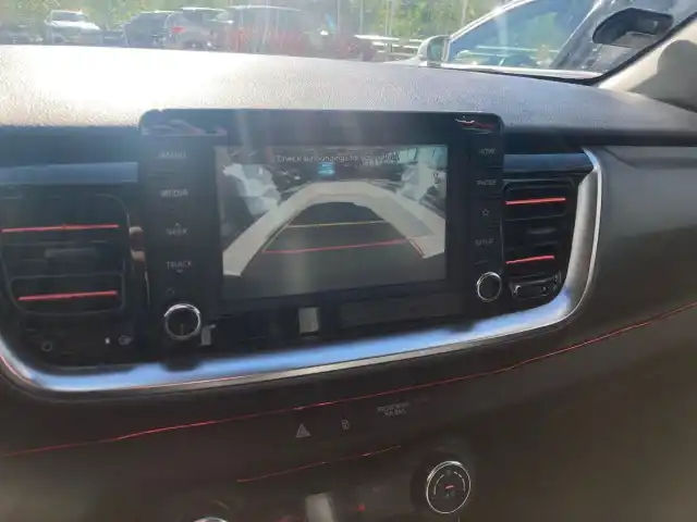 Punainen Maastoauto, Kia Stonic – IPH-205