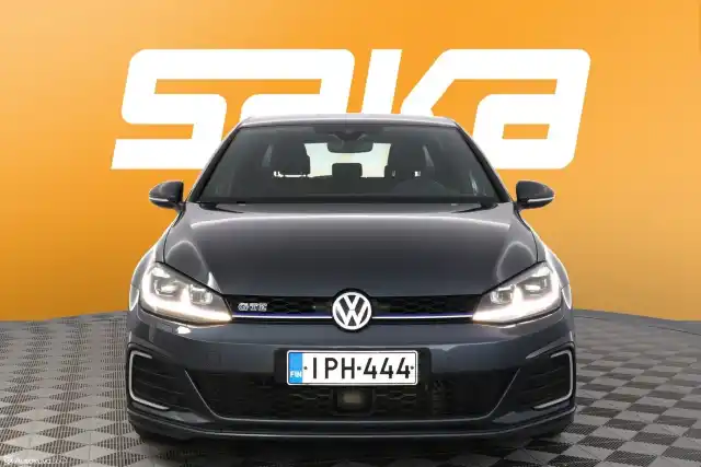 Harmaa Viistoperä, Volkswagen Golf – IPH-444