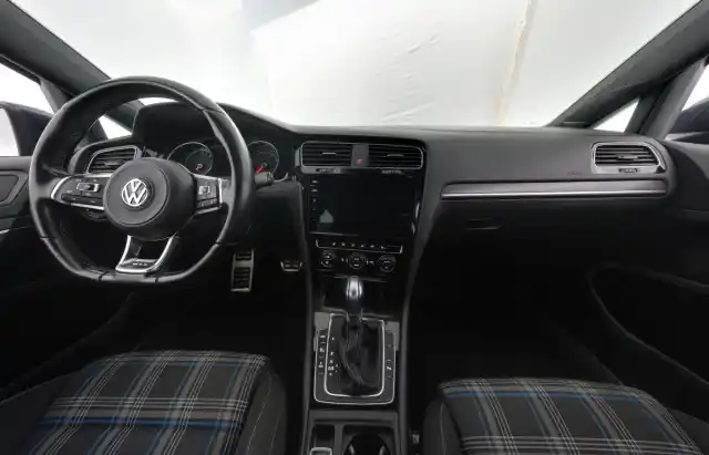 Harmaa Viistoperä, Volkswagen Golf – IPH-444