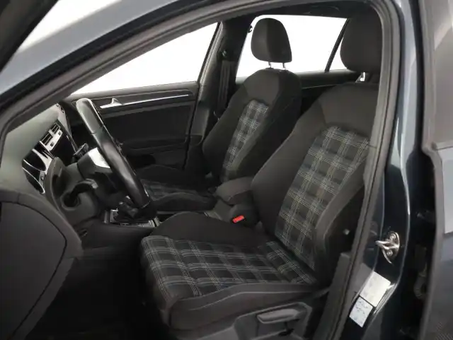 Harmaa Viistoperä, Volkswagen Golf – IPH-444