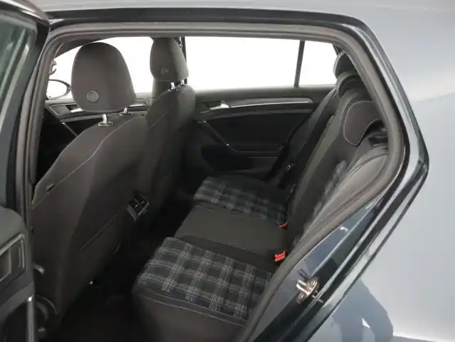 Harmaa Viistoperä, Volkswagen Golf – IPH-444
