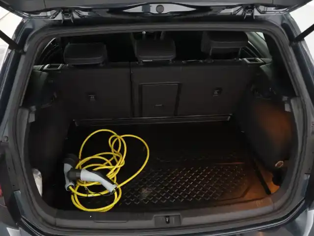 Harmaa Viistoperä, Volkswagen Golf – IPH-444
