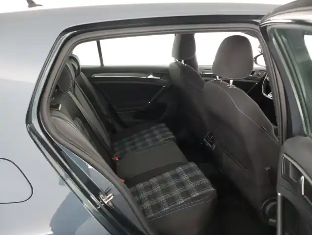 Harmaa Viistoperä, Volkswagen Golf – IPH-444