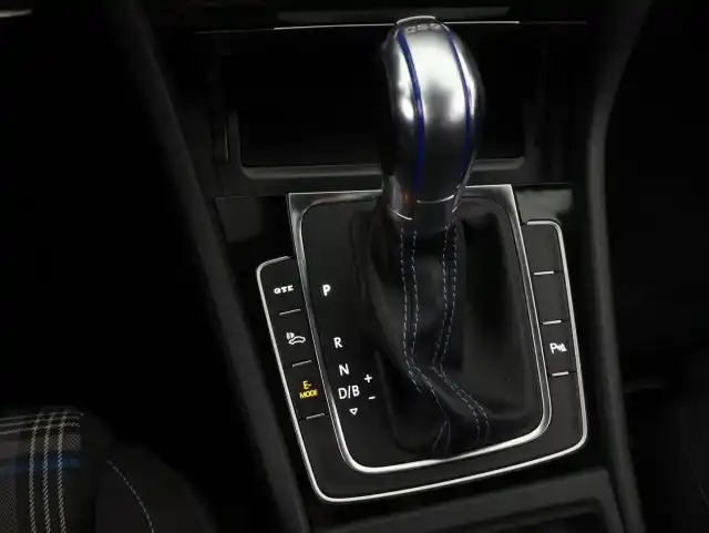 Harmaa Viistoperä, Volkswagen Golf – IPH-444
