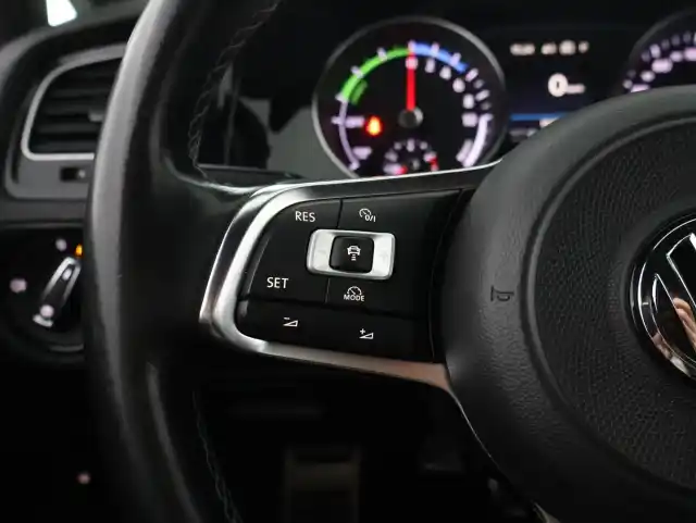 Harmaa Viistoperä, Volkswagen Golf – IPH-444