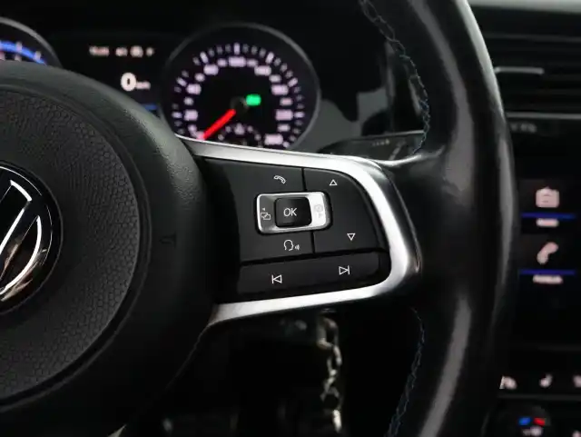 Harmaa Viistoperä, Volkswagen Golf – IPH-444