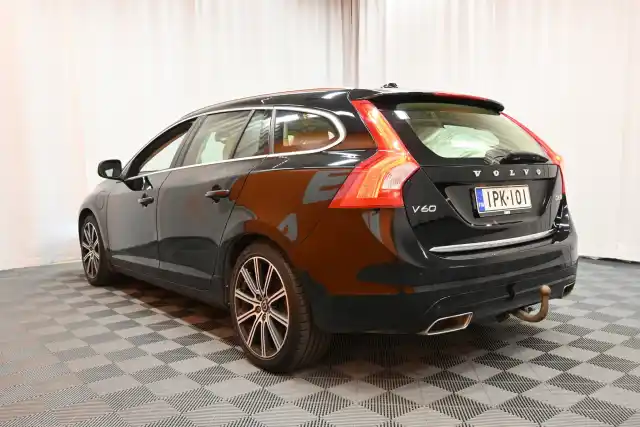 Musta Farmari, Volvo V60 – IPK-101