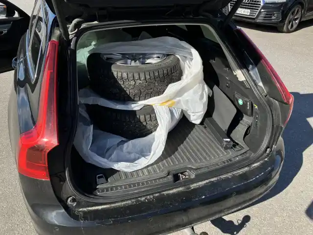 Musta Farmari, Volvo V90 – IPK-126