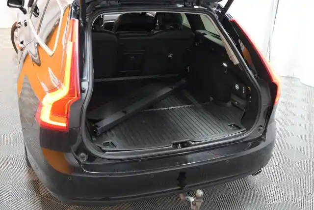 Musta Farmari, Volvo V90 – IPK-126