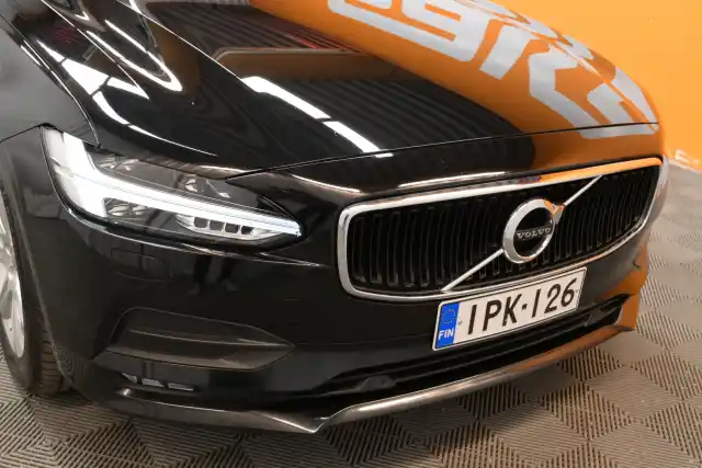 Musta Farmari, Volvo V90 – IPK-126