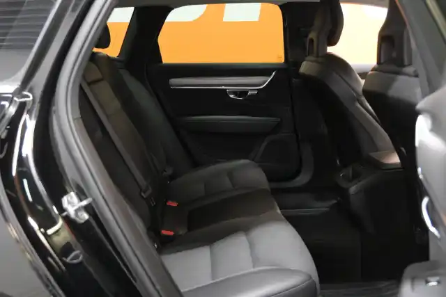 Musta Farmari, Volvo V90 – IPK-126
