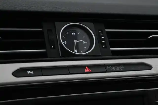 Harmaa Farmari, Volkswagen Passat – IPK-130