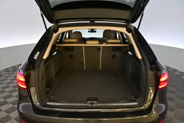 Harmaa Farmari, Audi A4 – IPL-183