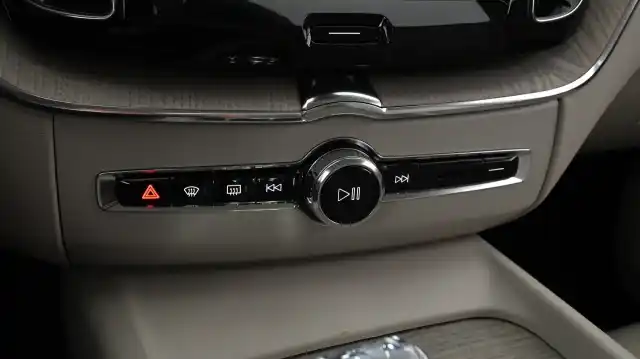 Musta Maastoauto, Volvo XC60 – IPL-903