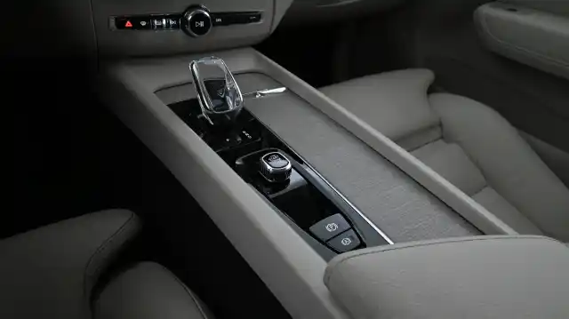 Musta Maastoauto, Volvo XC60 – IPL-903