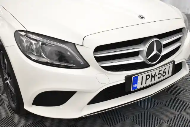 Valkoinen Sedan, Mercedes-Benz C – IPM-561