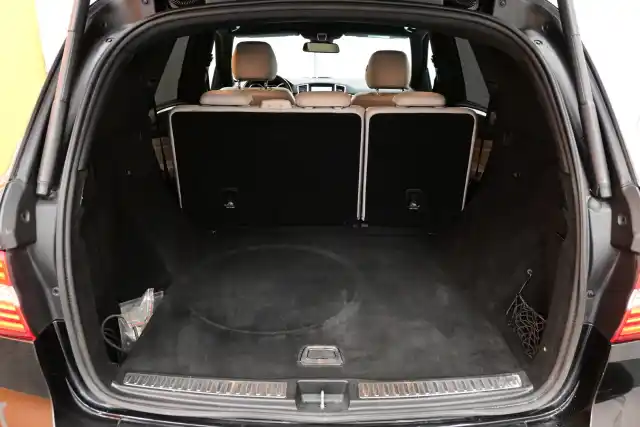Musta Maastoauto, Mercedes-Benz ML – IPM-884