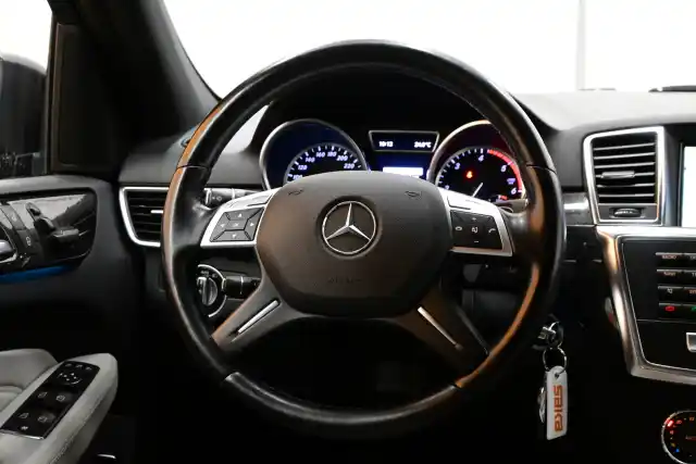 Musta Maastoauto, Mercedes-Benz ML – IPM-884