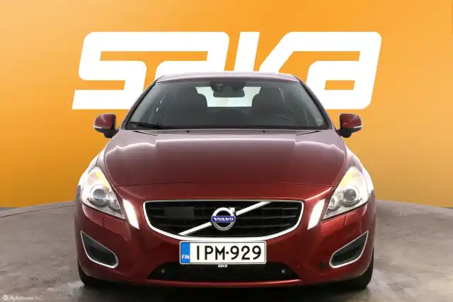 Punainen Sedan, Volvo S60 – IPM-929