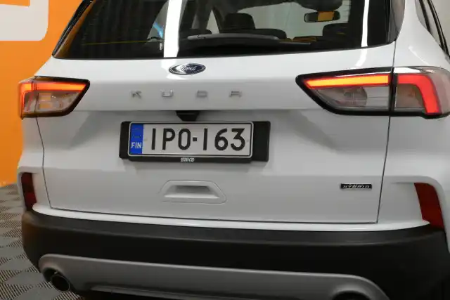 Valkoinen Maastoauto, Ford Kuga – IPO-163