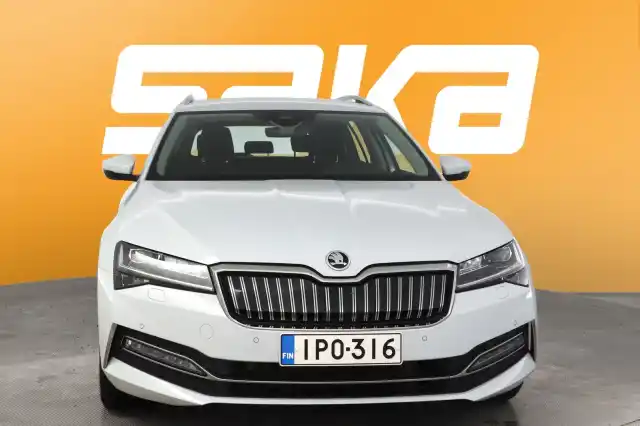 Valkoinen Farmari, Skoda Superb – IPO-316