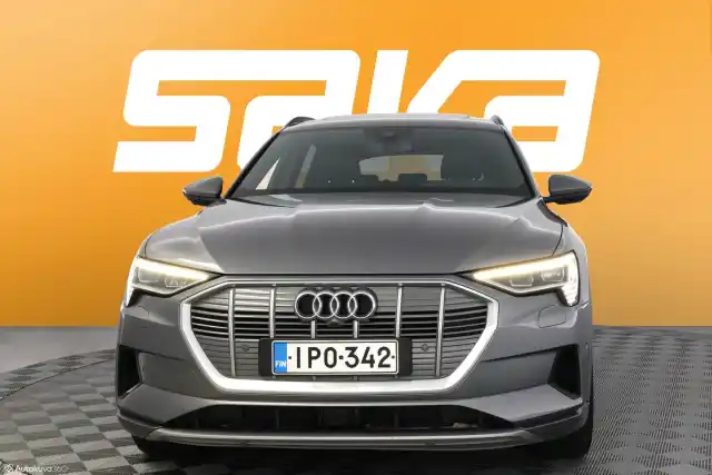 Harmaa Maastoauto, Audi e-tron – IPO-342