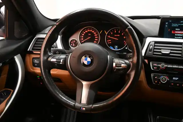 Musta Sedan, BMW 330 – IPP-555