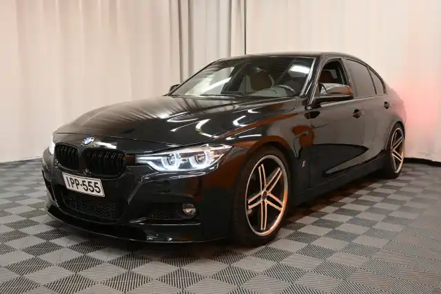 Musta Sedan, BMW 330 – IPP-555