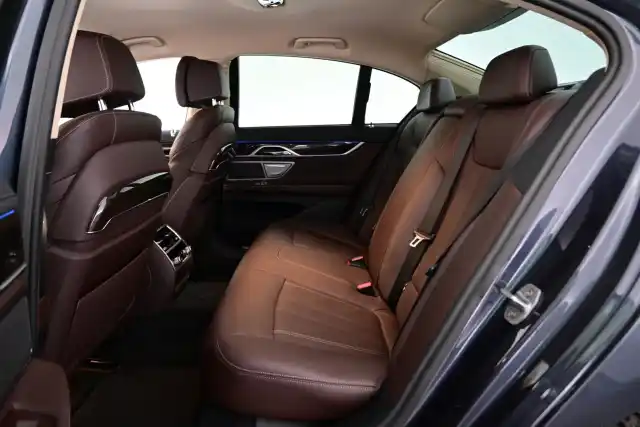 Harmaa Sedan, BMW 740 – IPP-708