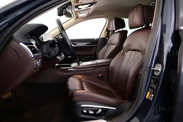 Harmaa Sedan, BMW 740 – IPP-708