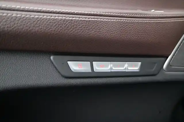 Harmaa Sedan, BMW 740 – IPP-708